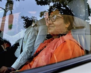 After MLA's threat, Pragya reminds Cong of anti-Sikh riots