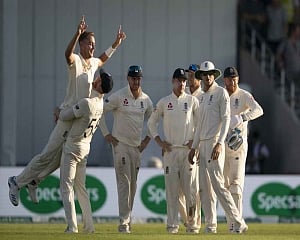 Ashes: Eng need 348 to win 3rd Test, 10 wickets in bag