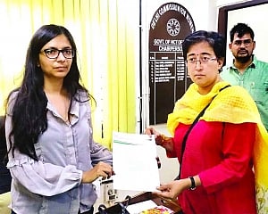 Atishi moves DCW, Gambhir vows to hang self if charges proved
