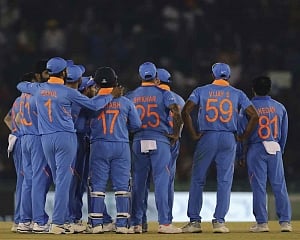 Australia opt to bat in series decider