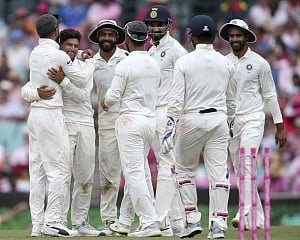 Bad light stops play in final session, Australia 236/6 against India