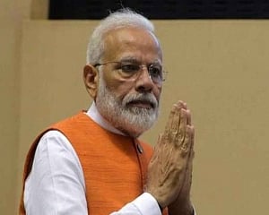 Modi performs Narmada 'aarti' at Sardar Sarovar dam