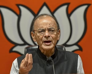 Cong's bid to 'cheat' poor again: Jaitley on Rahul's minimum income promise