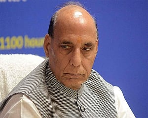 Defence minister condoles deaths of Army personnel, porters in Siachen