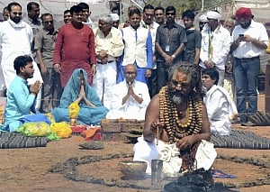 Digvijaya seeks refuge in sadhus to take on Sadhvi