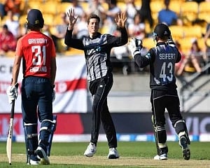 England collapse to give New Zealand T20 series lead