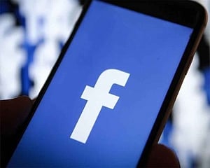 Facebook bug shows iPhone camera open in background
