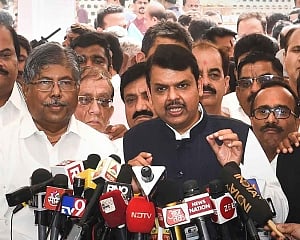 Fadnavis rubbishes Hegde's claim on central funds
