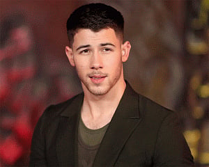 Fan throws away bra at Nick Jonas' concert