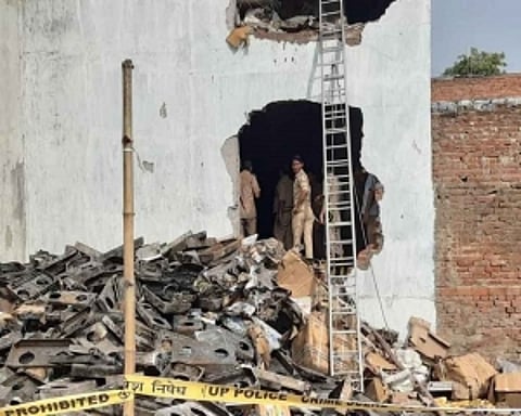 Fire breaks out in house, 5 killed