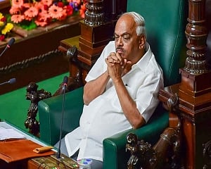 Five more rebel Cong MLAs from Karnataka move SC