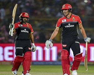 Gopal torments batsmen with his googlies; Patel helps RCB score 158/4