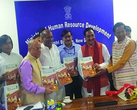 Govt alters draft: Hindi no more must in school