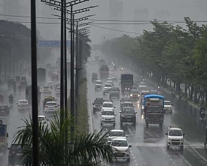 Heavy rains continue to pound Mumbai & suburbs
