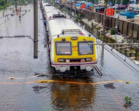 Heavy rains return to Mumbai; rail, road traffic hit
