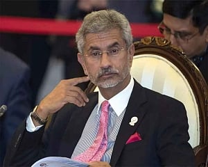 Jaishankar meets his Bangladeshi counterpart, discusses bilateral ties