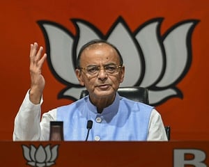 Jaitley calls 'Mahagathbandhan' a political circus, recipe for chaos