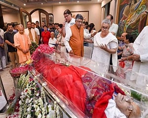 Union ministers, leaders pay last respects to Jaitley at BJP headquarters
