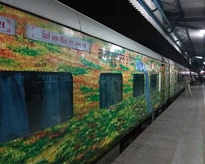 Jammu-Delhi Duronto Express passengers robbed at knifepoint