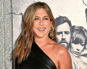Jennifer Aniston enjoys a ladies night dinner