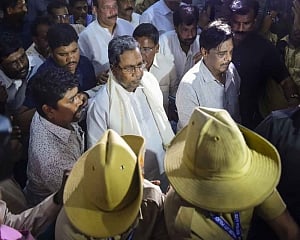 Karnataka rebel MLAs arrive in Bengaluru