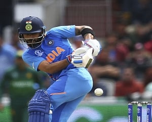 Kohli 'walks' but replays suggest he was not out