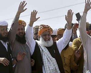 Large anti-government procession heads to Pakistan's capital