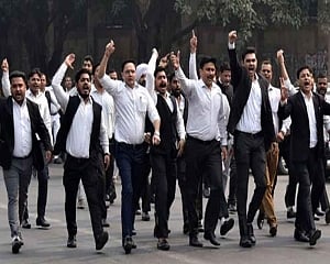 Lawyers continue to abstain from work, litigants offered flowers