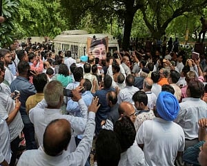 Leaders mourn Swaraj's demise