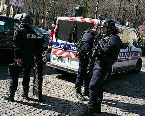 Loud explosion hits bakery in central Paris