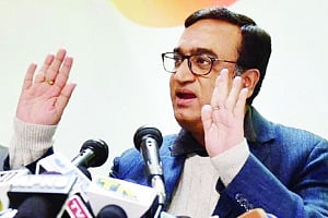 Maken exit fuels speculation of Cong-AAP hug