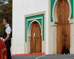 Man with rightwing links tries to burn French mosque, shoots two