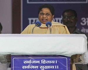 Mayawati comes out in support of Mamata, says EC acting under pressure