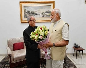 Modi meets Pranab Mukherjee, seeks his blessings