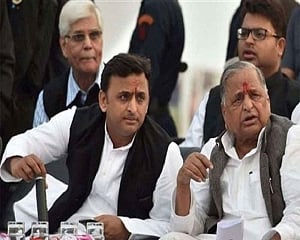 Mulayam, Akhilesh get CBI clean chit in DA case