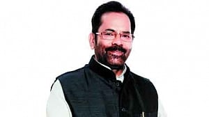 Naqvi applauds Hunar Haat for employment generation
