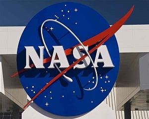 NASA engineers install legs, wheels on Mars 2020 rover