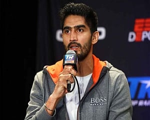 No stopping Vijender, wins 11th successive pro bout to continue unbeaten run