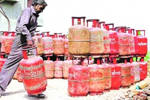 Non-subsidised LPG cylinder Rs 120 cheaper
