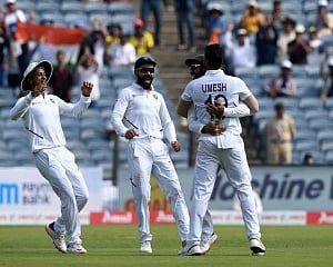 Pacers keep up pressure as South Africa reeling at 136 for 6 at lunch