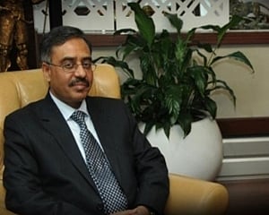Pak's envoy to India meets PM Khan