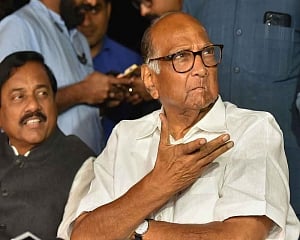 Pawar briefs Sonia on political situation in Maharashtra