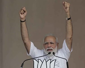 People have to choose between honest and corrupt govts: Modi