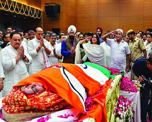 PM, Advani join commoners in tearful adieu to Sushma