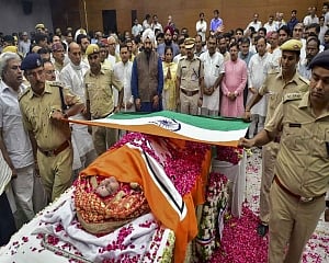 PM among hundreds at Lodhi Road crematorium bid farewell to Swaraj