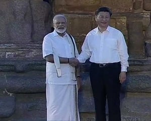 PM Modi welcomes Xi in TN's traditional 'veshti'; wins praise