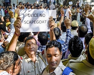 Protesting police personnel demand revoking of licences of lawyers behind assault