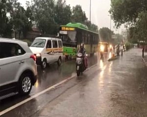 Rain brings down temperature, improves Delhi's air quality significantly