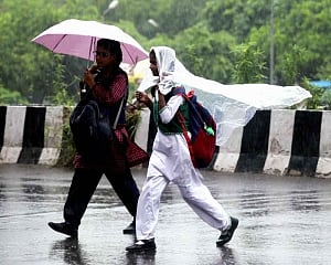 Rain brings down temperature in city; traffic snarls in major intersections