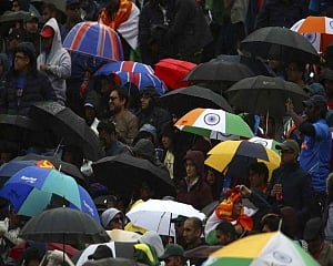 Rain halts play in India-Pakistan World Cup clash